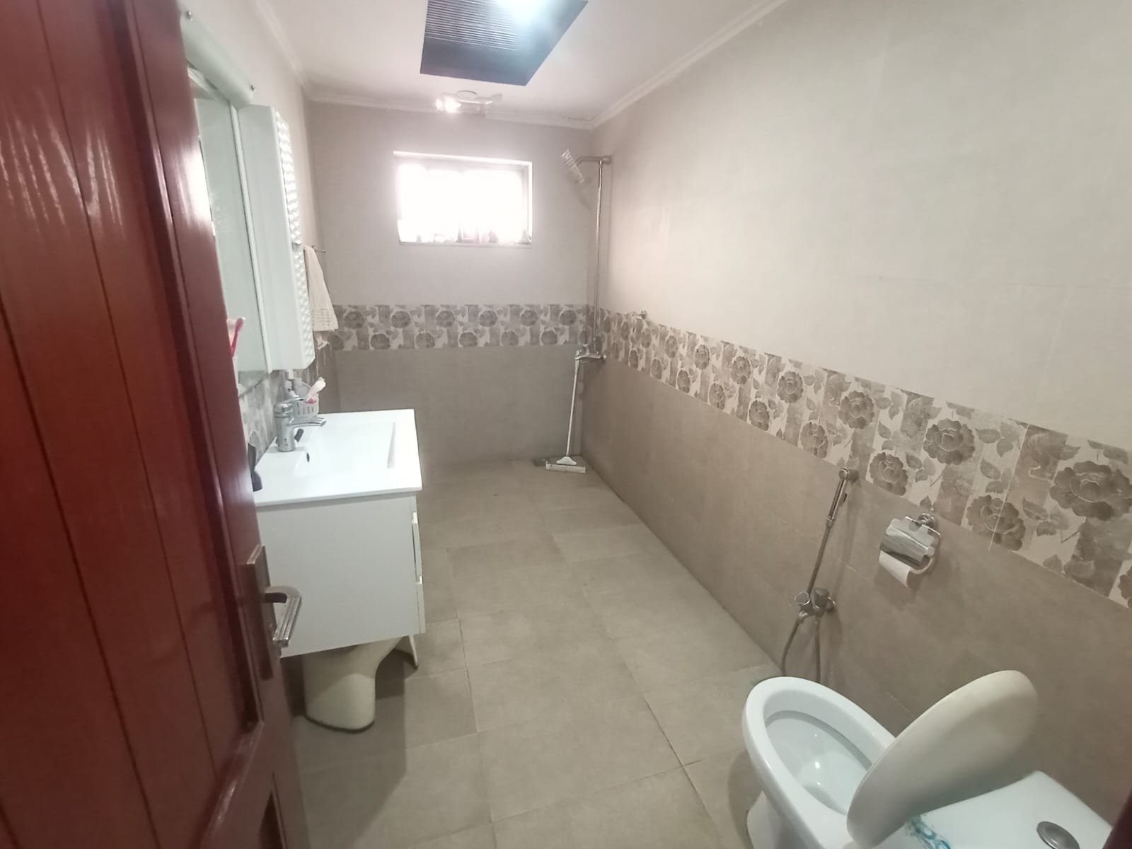 10 Marla Beautiful House for sale in Bahria Town Lahore