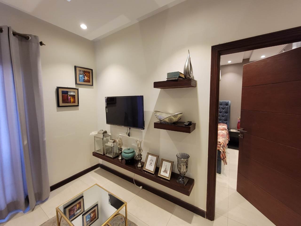 LUXURIOUS FURNISHED PARK FACING APARTMENT FOR SALE AT HOT LOCATION OF BAHRIA TOWN