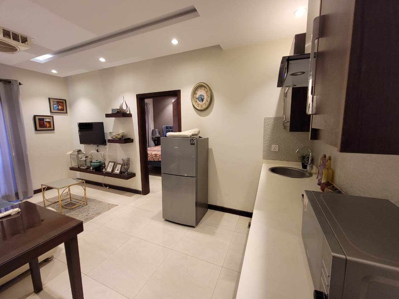 LUXURIOUS FURNISHED PARK FACING APARTMENT FOR SALE AT HOT LOCATION OF BAHRIA TOWN